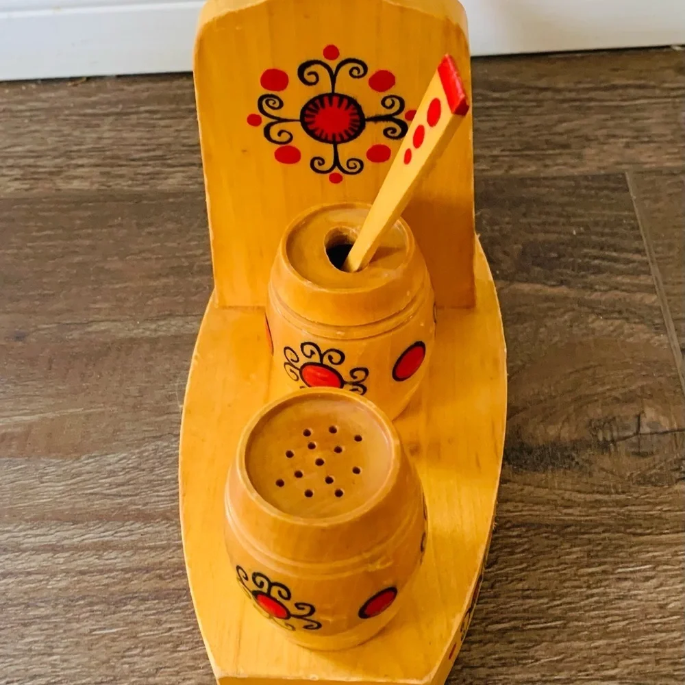 Salt and pepper shakers set